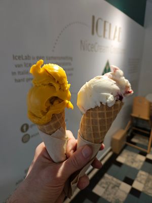 Mango and cheesecake at IceLab NiceCream Creations in Antwerpen