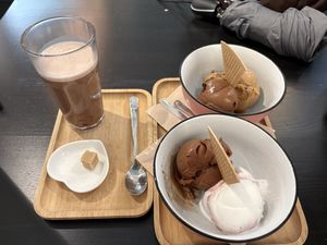Hot chocolate milk, a bowl with amarena and chocolate ice cream and a bowl with chocolate and coffe ice cream   at IceLab NiceCream Creations in Antwerpen