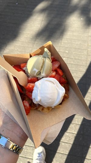 Waffle with Pistachio and Vanilla ice cream and strawberries   at IceLab NiceCream Creations in Antwerpen