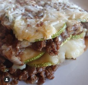 Lasaña de zapallo italiano sin pasta con salsa boloñesa de soya y salsa blanca at Sabroso y Vegano in Vina Del Mar