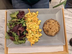 Mushroom burger with Tanah salad at BEIJU HEALTHY FUN FOOD in Cascais