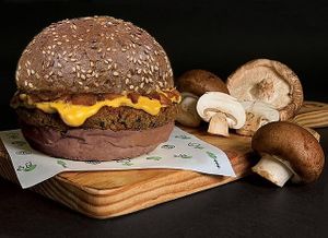 MUSH BURGUER - Mix de cogumelos, cheddar vegano e cebola no shoyo.  at BEIJU HEALTHY FUN FOOD in Cascais