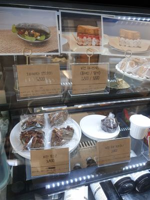 prepared options at Vegan Bakery Cafe Heal 비건베이커리카페힐 in Namyangju