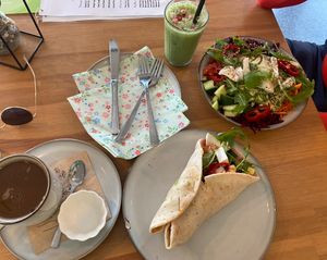 Wrap and bowl with lupine coffee and smoothie  at Manna - Taste & See in Starnberg