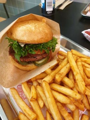 Beyond Meat™ patty, salad, tomato, onion, CHDR sauce, aioli, BBQ sauce, Myrttinen™ pickles at Bun2Bun -  Punavuori in Helsinki