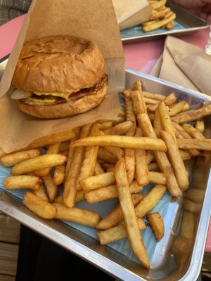 Cheese Burger with fries   at Bun2Bun -  Punavuori in Helsinki