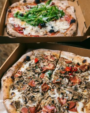 ‘Jane Birkin’ with a white cream base, artisan cashew mozzarella, mushroom, truffle oil and truffle salt + extra “bacon” at Dr Drooly in Munich