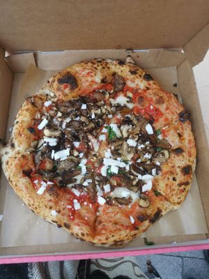 Pizza mit Austerpilzen und veganem Käse at Dr Drooly in Munich