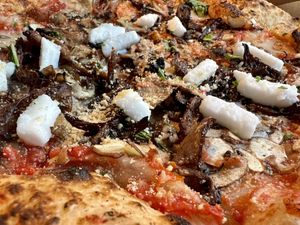 pizza w/ mushrooms  at Dr Drooly in Munich