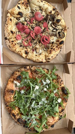 Magic mushroom & alla Nona with blue cheese one half   at Dr Drooly in Munich