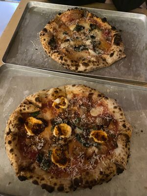 oben pizza cheesy, unten pizza dr. drooly  at Dr Drooly in Munich