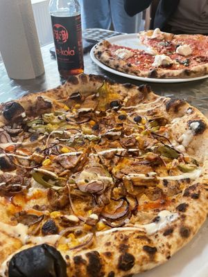 Im Vordergrund „hot birdie“ und im Hintergrund „Puglia"  at Dr Drooly in Munich