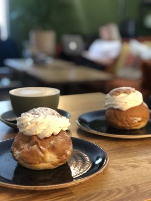 Vastlakuklid kirsimoosiga  at Kringel in Tallinn