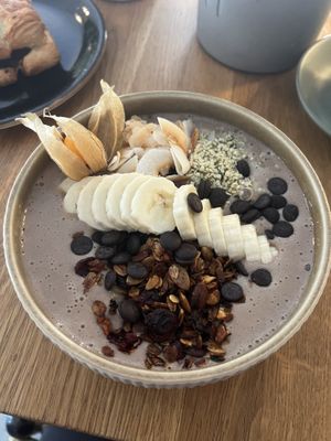Coffee-chocolate smoothie bowl  at Kringel in Tallinn