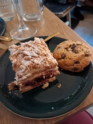 Napoleon cake and chocolte chip cookie at Kringel in Tallinn