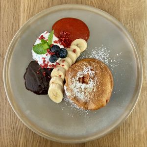 Pancakes mit Früchten & veganer Sahne  at Kringel in Tallinn