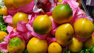 Abiu at Mercado Municipal in Sao Paulo