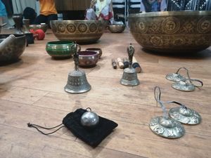 singing bowls at WanoWa Cafe in Osaka