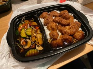 Leckeres Asia-Essen mit viel Auswahl und Variationen an Fleischersatz  at Thuy Phat Sushi Express in Hannover