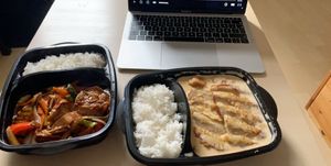 Szechuan-Art und rotes Curry mit ‚Hühnchen‘  at Thuy Phat Sushi Express in Hannover