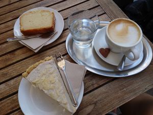 Bananen-Tarte und Zitronenkuchen at Green Bee in Rinteln