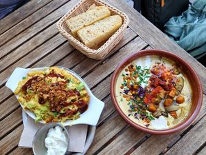 Cajun Fries & Hummus-Teller at Green Bee in Rinteln