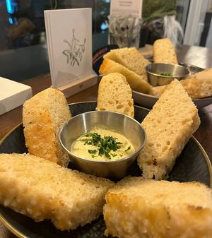 Focaccia mit Café de Paris Dip  at Green Bee in Rinteln