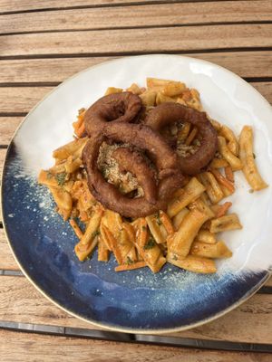 Penne mit Walnusspesto und Zwiebel-Tempura  at Green Bee in Rinteln