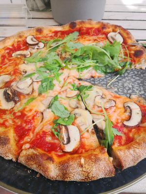 Pizza funghi in der veganen Variante. at Green Bee in Rinteln
