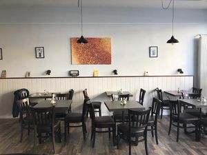 Unser frisch eingerichteter Gastraum. Lademöglichkeiten für Smartphone, Laptop etc. vorhanden. Free WLAN  at Green Bee in Rinteln