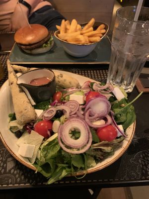 Veganer Salat mit Veta, Kernen und Heidelbeeren. at Peter Pane in Dusseldorf