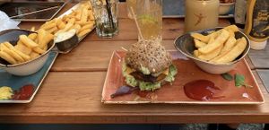 Schatzinsel mit Mehrkornbrötchen. Hinten 1Pfund Fritten at Peter Pane in Dusseldorf