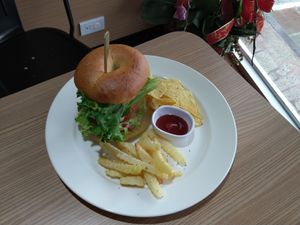 貝果蔬菜蕃茄堡 at Vegan Life 璽恩軒蔬食 - Xǐ Ēn Xuān Shū Shí in New Taipei City