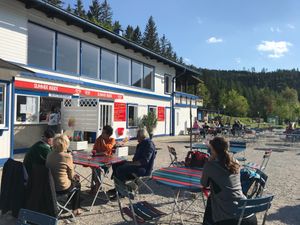 outdoor seating at Strandbuffet am Erlaufsee in Mariazell