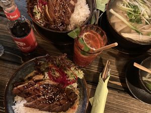 Unten die Chipmunk Bowl, oben Geheimnisvolle Fantasie und Pho, dazu Ingwer-Limettentee, Himbeerlimonade und Kirsch-Holunderlimo, schmeckte wirklich wunderbar!  at An Chay in Leipzig