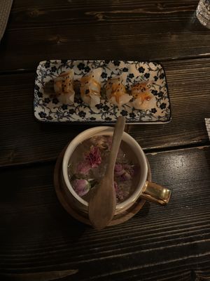 Dumplings „Gedämpfte Herrlichkeit" und frischer Rosentee  at An Chay in Leipzig