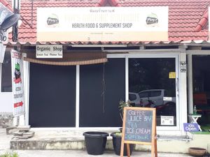 Outside shop at Pim's Organic Boutique in Koh Phangan