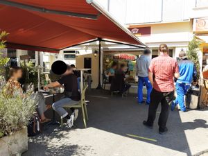 Queue and outdoor seating at küBBan in Biel