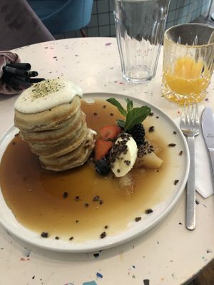 Pancakes 11€ Orangensaft 4,50€   at Greenfinch in Berlin