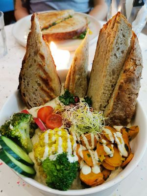 Hummus bowl with grilled veggies at Greenfinch in Berlin