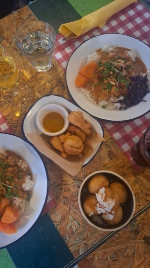 Mafé Arachide tofu, boule boule et pastel colombo blasian at Jabiru Café in Strasbourg