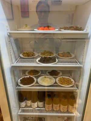 Side dishes and drinks in the fridge at Jié Xià Shū Shí 結夏蔬食 in Puli