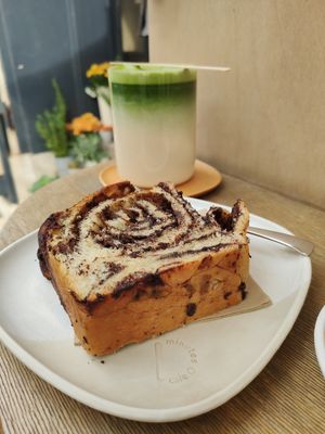 Chocolate babka at 4minutes Cafe in Budapest