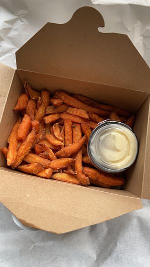 Sweet potato fries with vegan mayo at Mr. Vegan Foodbar in Hilversum