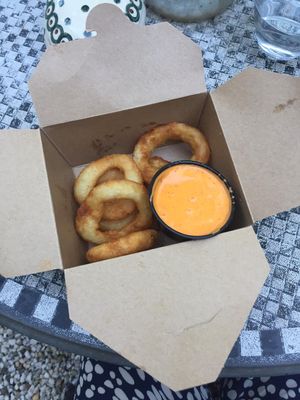 Uienringen, met spicy-salsa at Mr. Vegan Foodbar in Hilversum