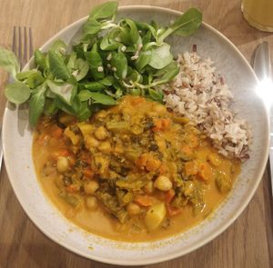 Delicious hot lunch bowl at Goodies Berlin - Warschauer in Berlin