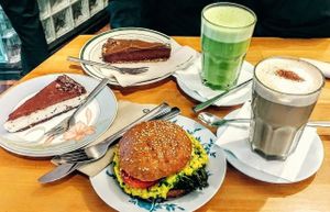 Vegan matcha latte+vegan omelette bagel+vegan caramel latte+vegan cheesecake+vegan caramel cake at Goodies Berlin - Warschauer in Berlin
