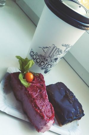 Vegan chai latte+vegan raw berry cheesecake+vegan chocolate caramel dessert at Goodies Berlin - Warschauer in Berlin