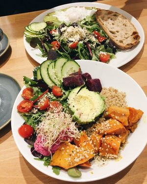 HOT LUNCH BOWL at Goodies Berlin - Warschauer in Berlin