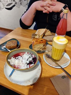 Süsskartoffel-wrap, zimtschnecke, haselnusskuchen, over night oats mit Beeren. Kurkuma Latte. Yumm!  at Goodies Berlin - Warschauer in Berlin